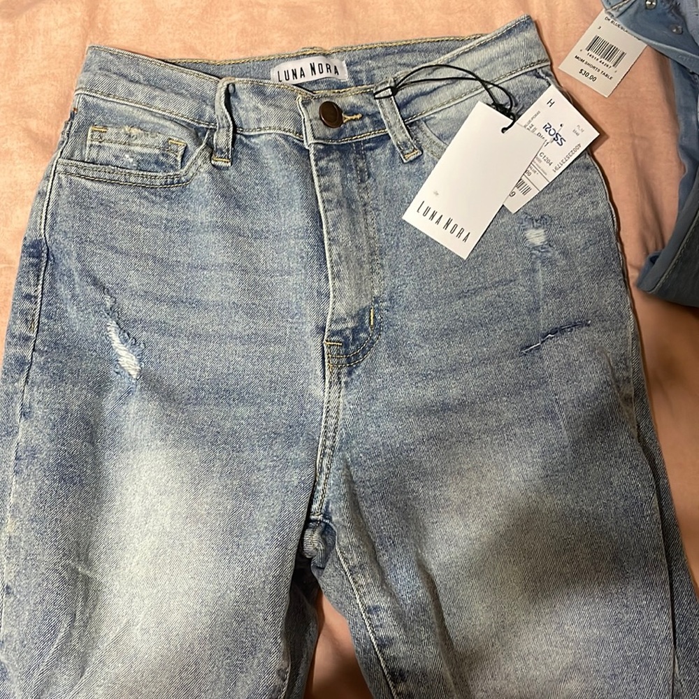 (NWT)False ripped jeans size 4